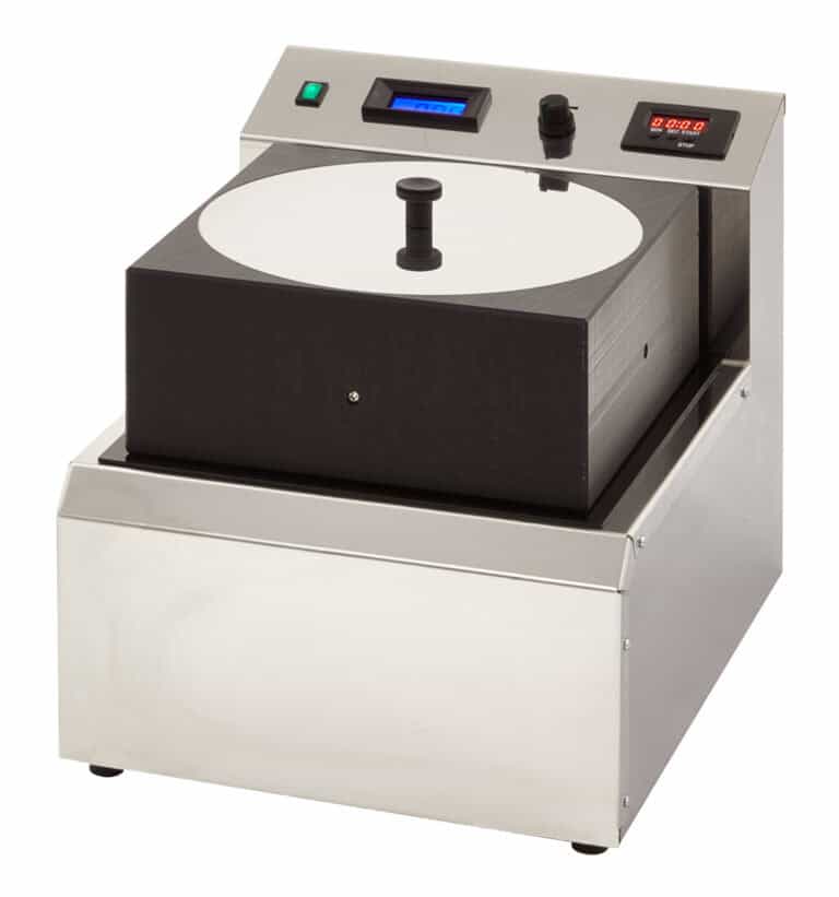 Precíziós CNC gép a fémiparban, modern technológiával és 20+ év tapasztalattal.